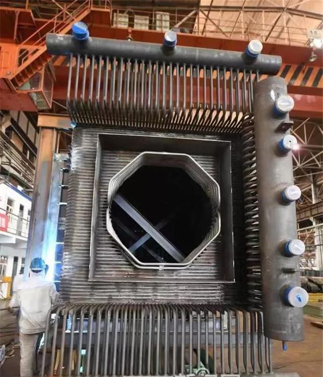 冰城制造丨哈电锅炉二氧化碳循环发电锅炉最后一个模块气冷壁模